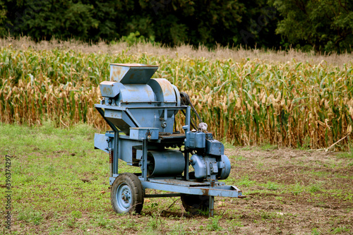 Фотография Maize Grain Threshing Machine on Farmland
