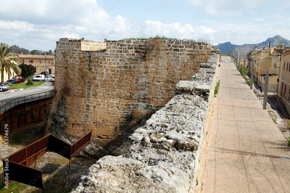 Alcúdia und seine historischen Stadtmauern. Alcúdia, Mallorca, Spanien, Europa
Alcúdia and its historic city walls.. Alcúdia, Mallorca, Spain, Europe