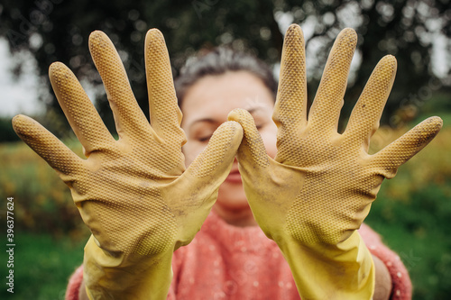 Bilde på lerret Close up of open hands with yellow rubber gloves dirty after work on the field