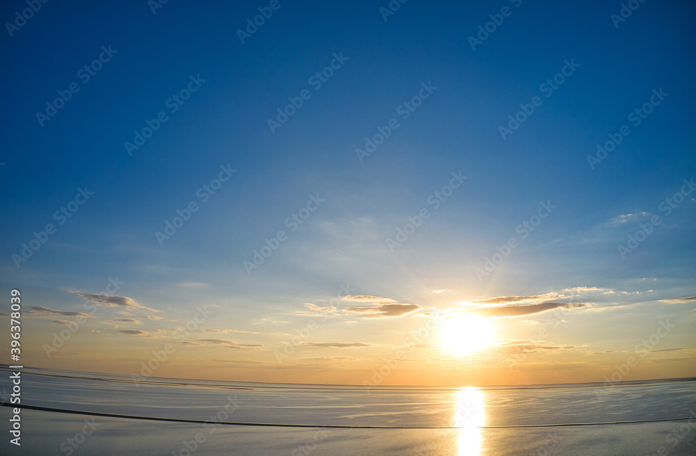 Obraz premium Sea waves on a beautiful sea in the morning