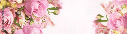 Foto Beautiful pink rose and alstroemeria flowers in a bouquet on soft bokeh