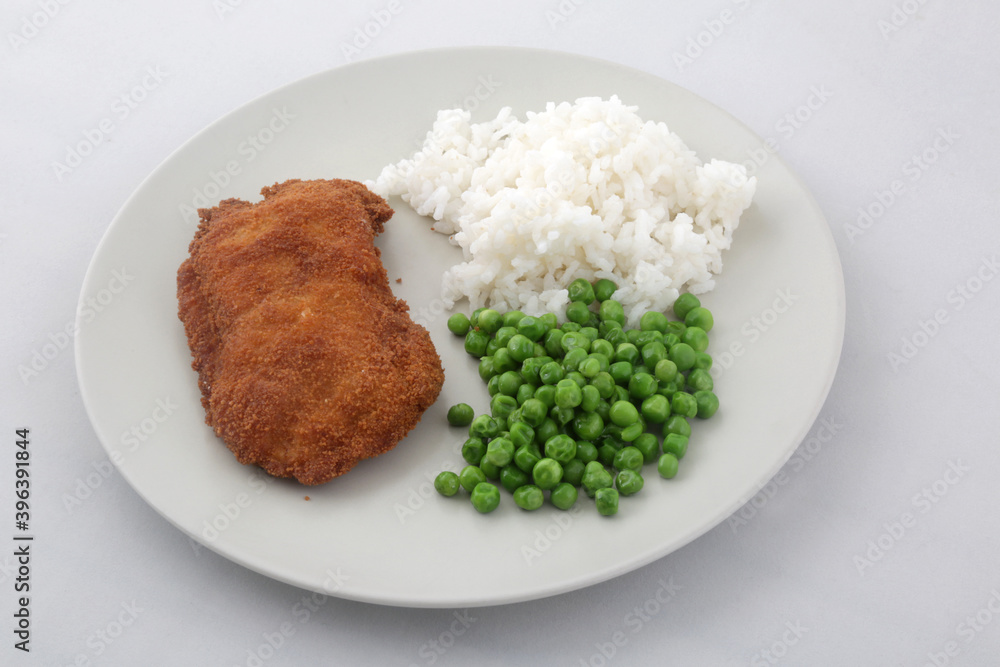 Foto de chicken breast breaded with white rice and green peas side do