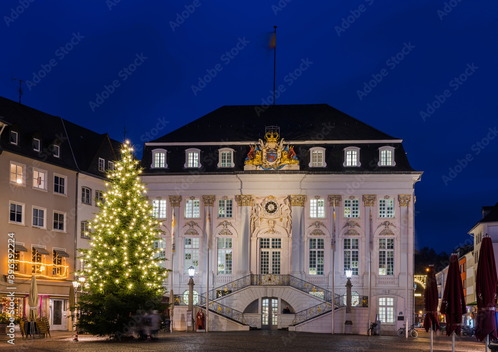 Bonn – Altes Rathaus mit Christbaum zur Weihnachtszeit