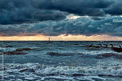 Sonnenuntergang am Steinstrand von Dranske auf der Insel Rügen. photo