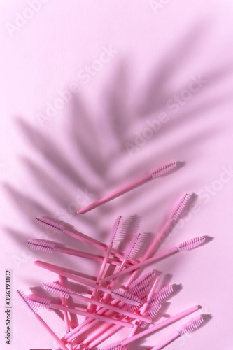 Photo Creative concept beauty fashion photo of lashes extensions brush on pink background