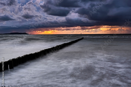 Sonnenuntergang am Steinstrand von Dranske auf der Insel Rügen. photo