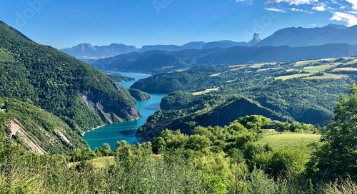 Vue du village de Monteynard sur son lac avec le mont aiguille en fond