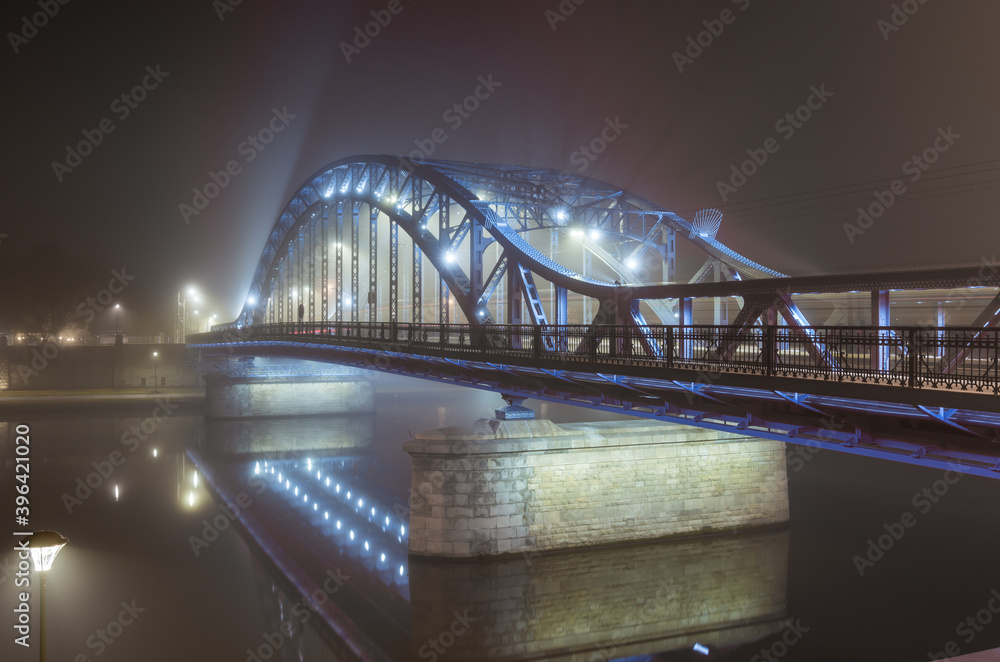 Obraz premium Krakow Poland, Pilsudski bridge over Vistula river in the night