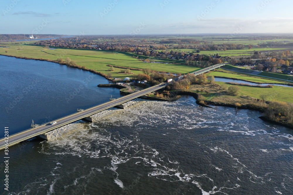 Geesthacht bei Hamburg. Elbbrücke der bundesstraße B404 mit Staustufe und Fischtreppe, Luftaufnahme