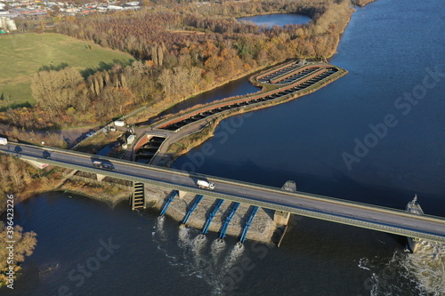 Geesthacht bei Hamburg. Elbbrücke der bundesstraße B404 mit Staustufe und Fischtreppe, Luftaufnahme