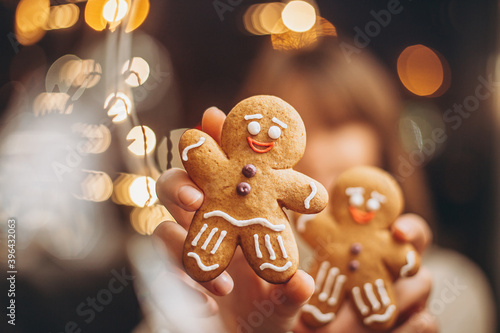 Quadro su tela concept for cafe or bakery for Christmas holidays: smiling woman holding gingerb