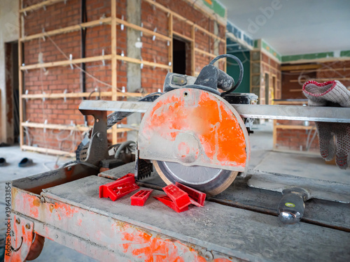 Circular saw for tiles and ...
