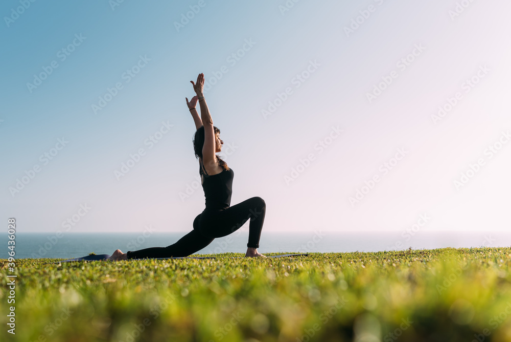 Mujer delgada practica yoga. Mujer haciendo yoga al aire libre