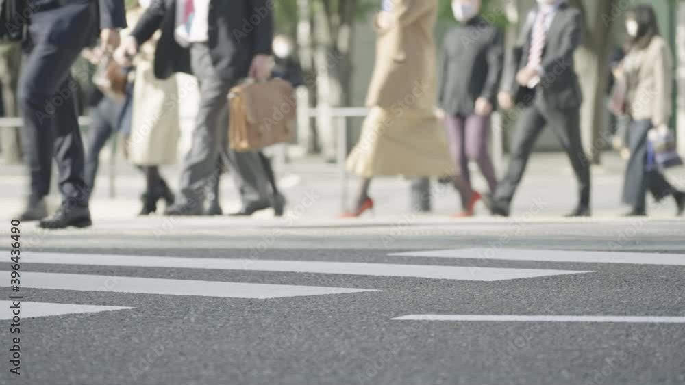 群衆・歩く人・横断歩道・東京駅 群衆・歩く人・横断歩道・東京駅