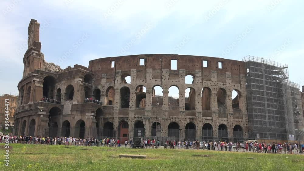 Stockvideon Tourists Walking Colosseum or Coliseum of Historical Sights ...