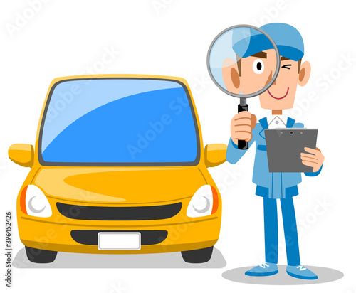 虫眼鏡と書類を手にする自動車整備工と車
