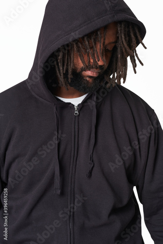 Men&#39;s gray hoodie mockup fashion shoot in studio