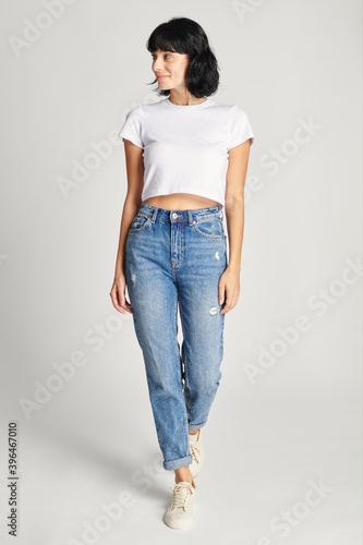 Foto Women in a sexy white cropped top with design space
