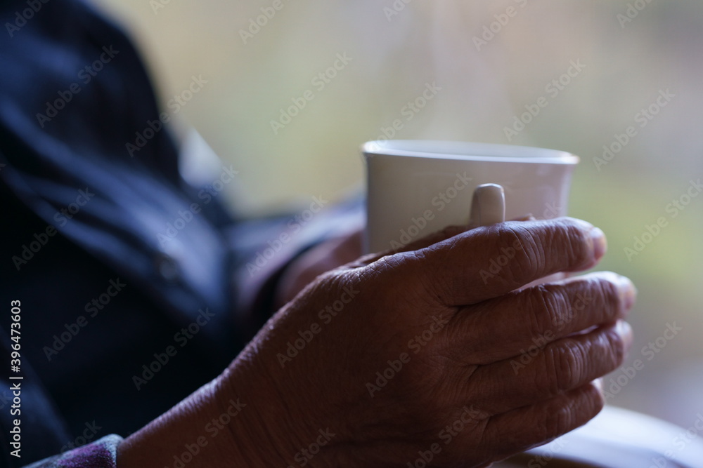 コーヒーカップを持つ高齢者の手元 コーヒーカップを持つ高齢者の手元