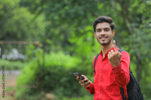 фотографія Young indian voter showing finger