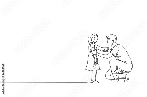 Single continuous line drawing of young dad giving some wise advice talk to his daughter at home. Happy family parenting concept. Trendy one line draw design graphic vector illustration