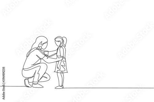 One single line drawing of young happy mom giving some wise advice talk to her daughter at home vector illustration. Parenting education. Family parenthood concept. Modern continuous line draw design