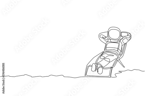 Single continuous line drawing of young astronaut tanning and take a sleep napping on sun longer in moon surface. Space man cosmic galaxy concept. Trendy one line draw design vector illustration