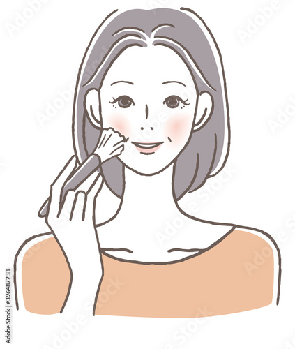 メイクするシニア女性