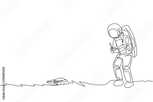 One continuous line drawing of astronaut playing speed boat radio control in moon cosmic galaxy. Outer space hobby and lifestyle concept. Dynamic single line draw design vector graphic illustration