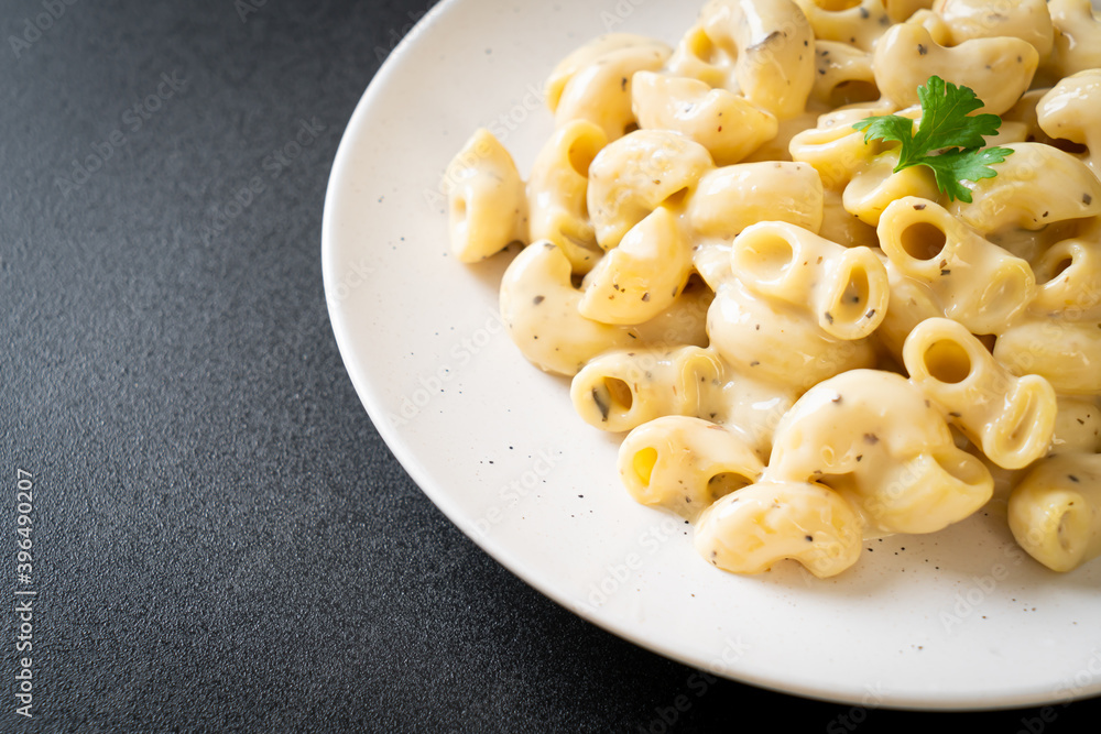 macaroni and cheese with herbs