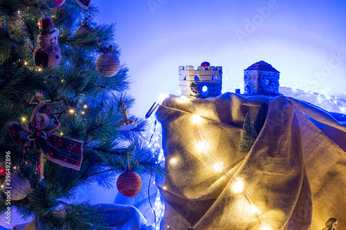 Foto Decorated Christmas tree and creche on a blurred background, and you can see the