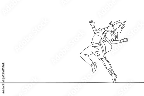 Single continuous line drawing of young energetic hip-hop dancer woman practice break dancing in street. Urban generation lifestyle concept. Trendy one line draw design graphic vector illustration
