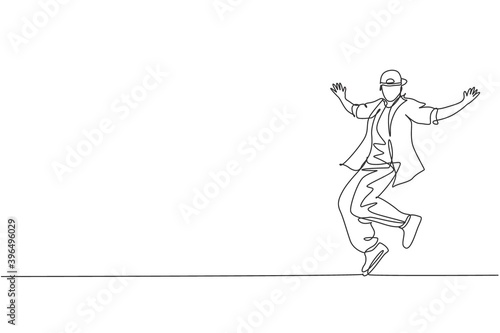 One continuous line drawing of young sporty break dancer man with casual shirt show hiphop dance style in the street. Urban lifestyle sport concept. Dynamic single line draw design vector illustration