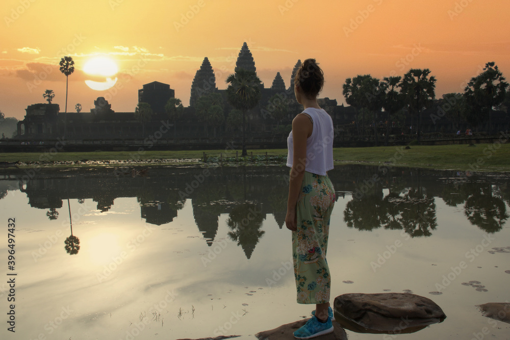 Obraz premium woman looking landscape of Angkor Wat at sunset