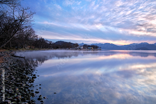 夕暮れの湖。湖面に映る黄昏の空。