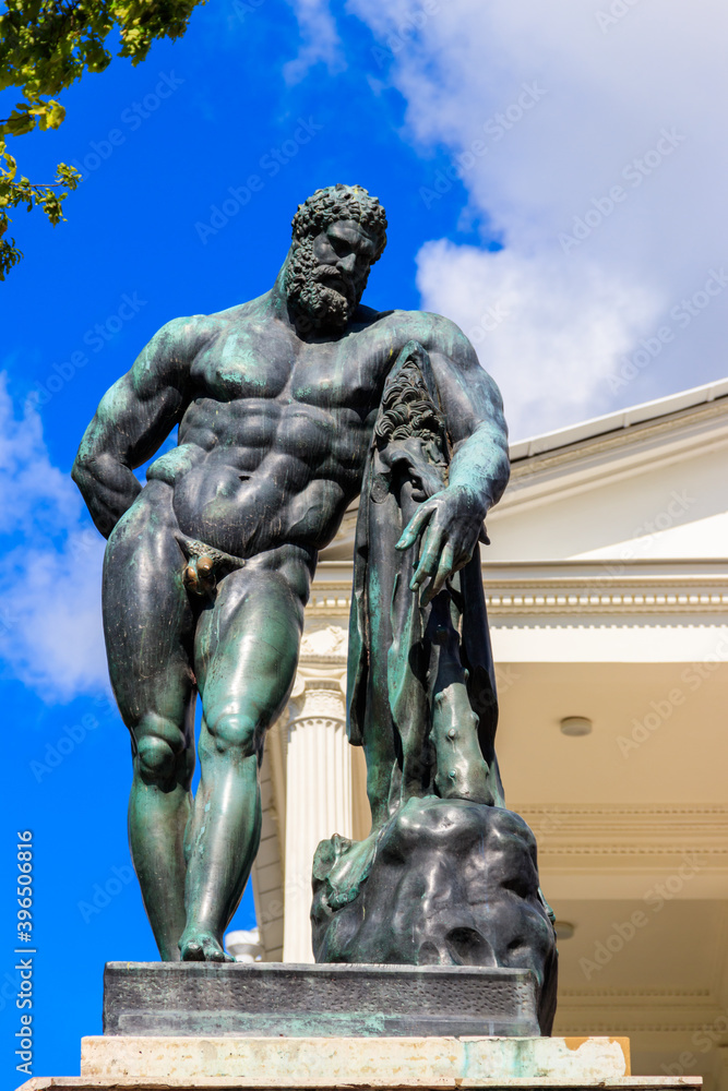 Obraz premium Hercules of Farnese statue in Catherine park at Tsarskoye Selo in Pushkin, Russia