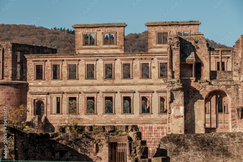 Die Fassade einer Wand mit Fenstern bei der Ruine vom Schloß in Heidelberg am Neckar