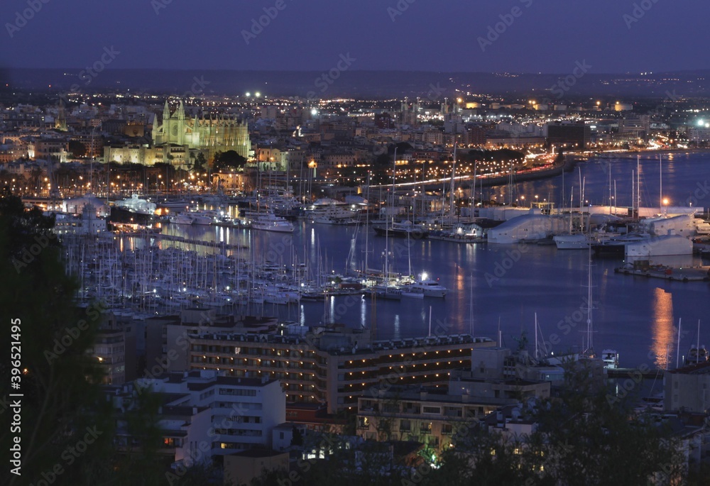 las luces del Puerto de Palma de Mallorca con La Seu al fondo al anochecer
