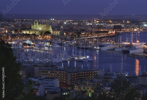 Wallpaper Mural las luces del Puerto de Palma de Mallorca con La Seu al fondo al anochecer
 Torontodigital.ca