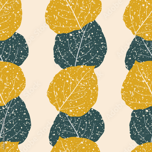 Green and gold aspen leaf seamless vector pattern background. Overlapping vertical rows of hand drawn leaves in fall colors on cream white backdrop. Botanical foliage all over print for fall concept