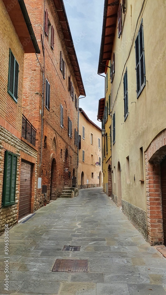 Narrow street in the centre of Chiusi, Toscana, Italia.