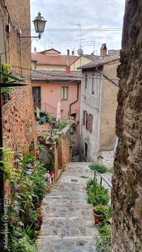 Fototapeta Naklejka Na Ścianę i Meble -  Beautiful Tuscan alley of Chiusi, Italy.