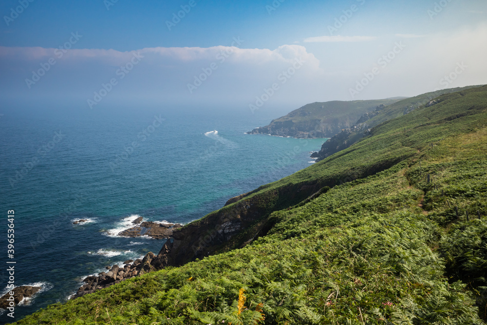 Cornwalli, UK: Cliffs and a beautiful blue sea along the Cornish coast path. Between St. Ives and Pendeen