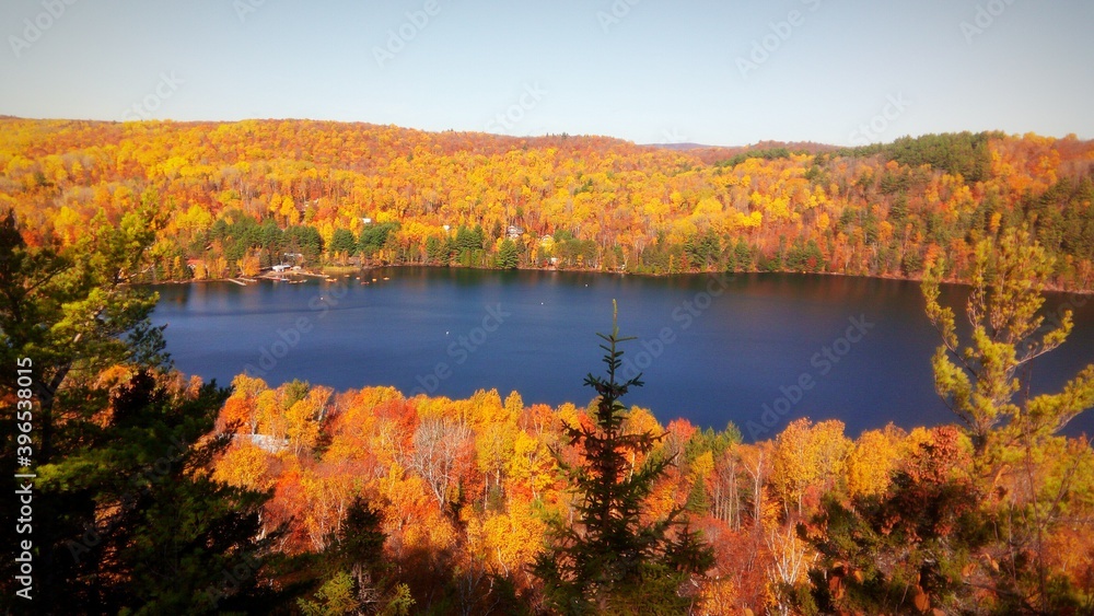 Beau paysage automnal, Lac Morgan, Rawdon, Canada Beau paysage automnal, Lac Morgan, Rawdon, Canada