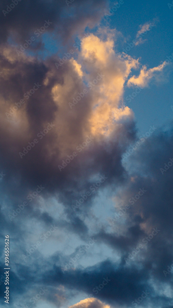 Petits cumulus déchiquetés, aux teintes jaunâtres Petits cumulus déchiquetés, aux teintes jaunâtres