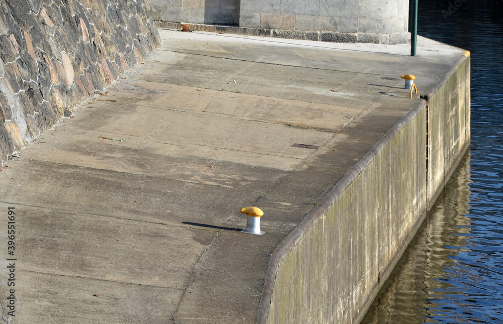 Foto de dock at the lock for the addition of river cargo ships. metal ...