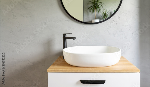 Cuadro en lienzo Bathroom interior  with grey wall, stylish sink bowl and tap