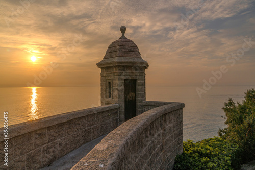 Lever de soleil sur le fort saint Antoine en Principauté de Monaco