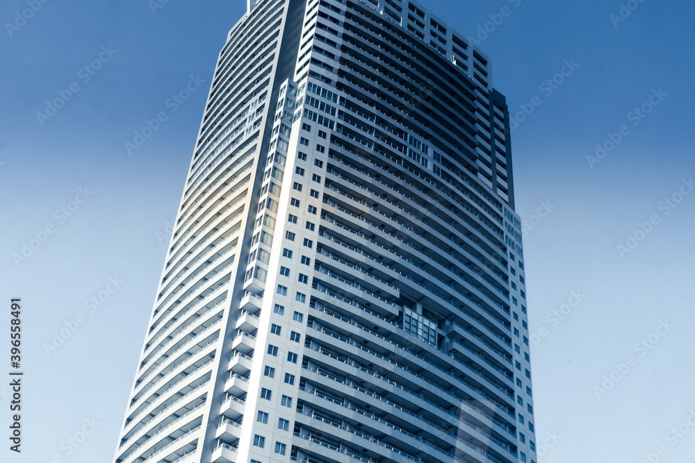 東京都港区のオフィスビルと青空