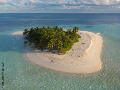 Fényképezés untouched uninhabited small island with palm trees (aerial drone shot)